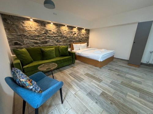 1 queen bed, 1 sofa bed
