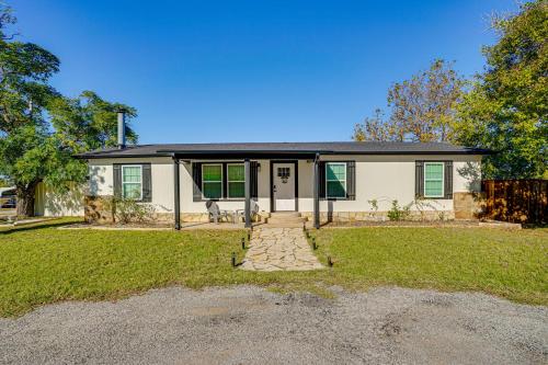 Bright Home with Fire Pit Near Possum Kingdom Lake! in Graford, USA