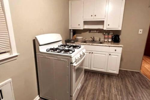 City Hideaway- Steps from UBS & JFK Airport in Valley Stream, USA