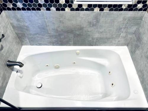 City Hideaway- Steps from UBS & JFK Airport in Valley Stream, USA