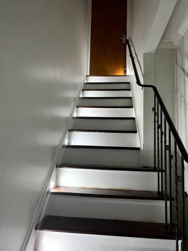 City Hideaway- Steps from UBS & JFK Airport in Valley Stream, USA