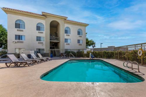 Pool, Comfort Inn & Suites Phoenix North / Deer Valley in Metro Center