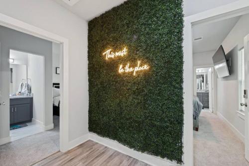 Modern 2024 Townhome with Indoor Hoops Huge TVs and Gray Chic Design – khách sạn tại Nam Houston