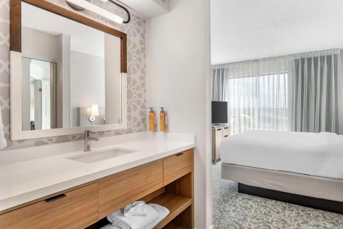 Two Bedroom Suite with Two Queen Beds image 1