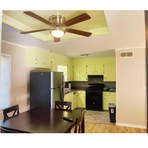 Comfortable Tuscaloosa Retreat Comfortable Tuscaloosa Retreat