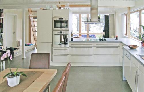 virtuve, 3 Bedroom Awesome Home In Mosterhamn in Mosterhamn