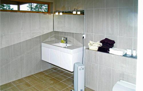 Vannas istaba, 3 Bedroom Awesome Home In Mosterhamn in Mosterhamn