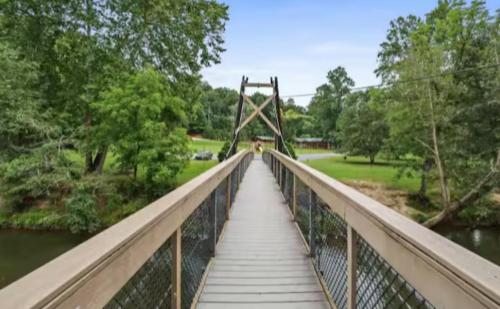Applewood Cottage THIS PROPERTY IS NOT SET UP FOR INSTANT BOOKINGS ONCE YOU INQUIRE WE WILL ACCEPT AND YOU HAVE 24HRS TO PROCEED WITH YOUR RESERVATION PLEASE BE ON THE LOOKOUT FOR COMPLETE CONFIRM AS WE DONT WANT TO LOSE OUT ON HOSTING YOU in Ellijay, USA