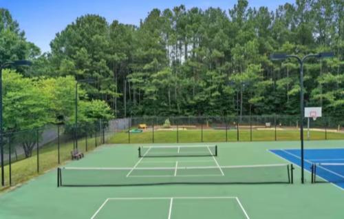 Applewood Cottage THIS PROPERTY IS NOT SET UP FOR INSTANT BOOKINGS ONCE YOU INQUIRE WE WILL ACCEPT AND YOU HAVE 24HRS TO PROCEED WITH YOUR RESERVATION PLEASE BE ON THE LOOKOUT FOR COMPLETE CONFIRM AS WE DONT WANT TO LOSE OUT ON HOSTING YOU in Ellijay, USA