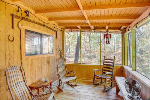 Secluded Tallassee Cabin with Fire Pit and Porch! in Tallassee, USA