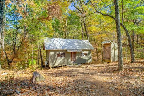 Secluded Tallassee Cabin with Fire Pit and Porch! in Tallassee, USA