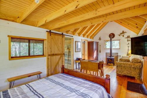 Secluded Tallassee Cabin with Fire Pit and Porch! in Tallassee, USA