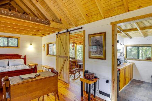 Secluded Tallassee Cabin with Fire Pit and Porch! in Tallassee, USA