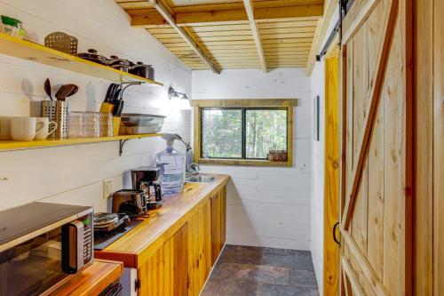 Secluded Tallassee Cabin with Fire Pit and Porch! in Tallassee, USA