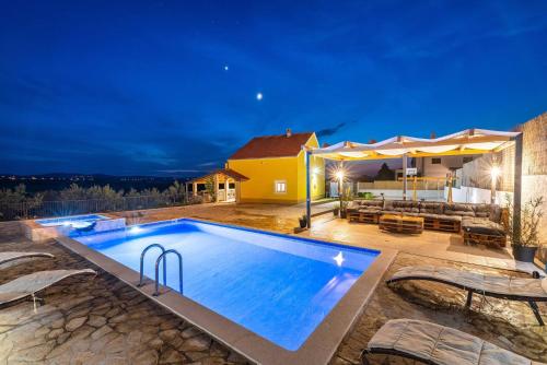 MY DALMATIA - Holiday home Agro Casa with private heated pool · Ðevrske