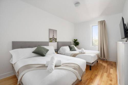 Chic Mile-End 3BR Getaway - Free Parking, Sleeps 8