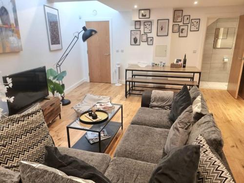 Large Duplex Flat at London Bridge, Лондон