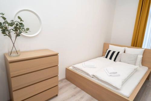 Very central extra large brand new AirCon apartment - image 4