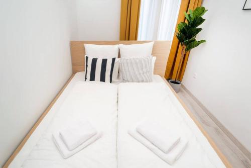 Very central extra large brand new AirCon apartment - image 14