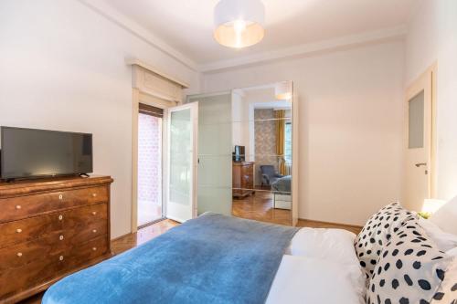 Central - Spacious - Classic Charm - image 14