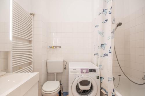 Central - Spacious - Classic Charm - image 2