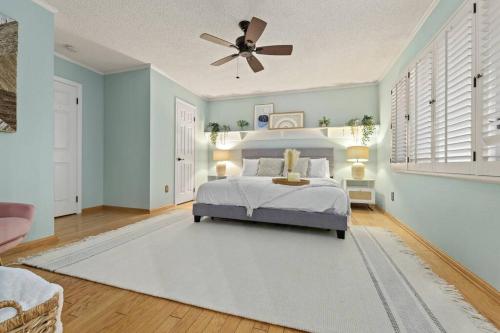 Majestic Lux Home with Heated Pool and Spa! in San Diego, USA
