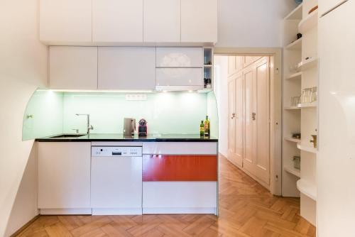 Central - Spacious - Classic Charm - image 6