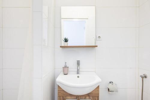 Modern - Central - Simple - image 3