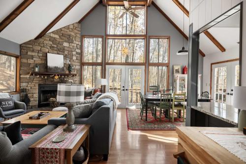 Faciliteter, 5BR chalet w BBQ grill & deck in Hancock (MD)