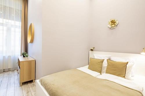 Central - Large and Comfy Apartment - Tap to explore photos