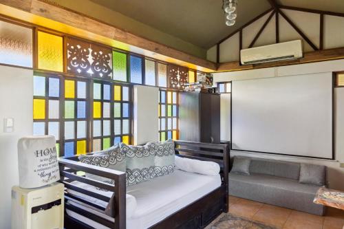 Cozy Las Pinas Haven with Big Garden, Pet Friendly - Near Super Market and the Airport near SM Center Las Piñas