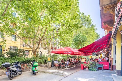Very Central - Free Parking - Sunny Balcony - main image