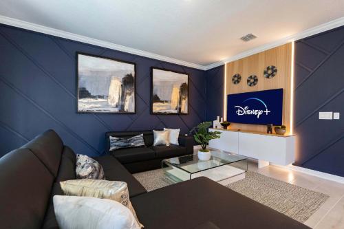 Luxury 6BR Family Villa w Pool Jacuzzi n Fun in Orlando in Kissimmee, USA