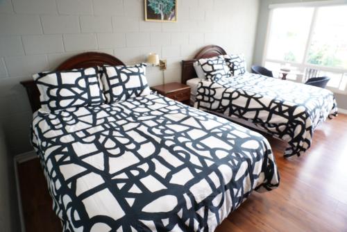 2 queen beds