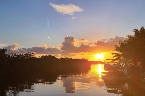 Kokomo - Waterfront Tiny House and Tiki with Boat Ramp and Lift in Key Largo, USA