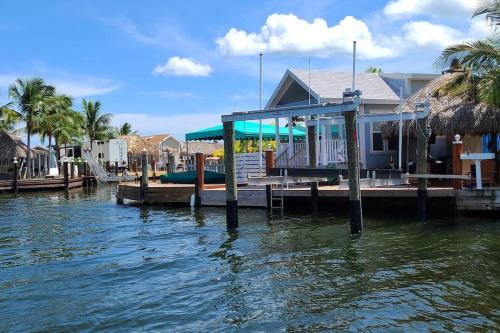 Kokomo - Waterfront Tiny House and Tiki with Boat Ramp and Lift in Key Largo, USA