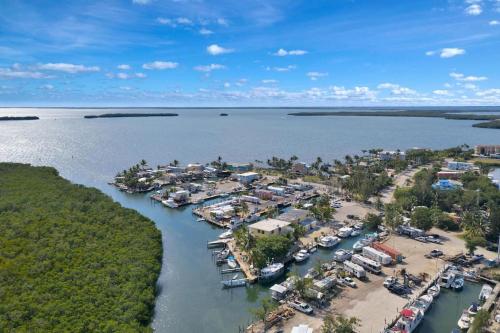 Kokomo - Waterfront Tiny House and Tiki with Boat Ramp and Lift in Key Largo, USA