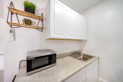 Pool House Near Chinatown Vegas WIFl-Sleeps 9, Las Vegas (foto 4)