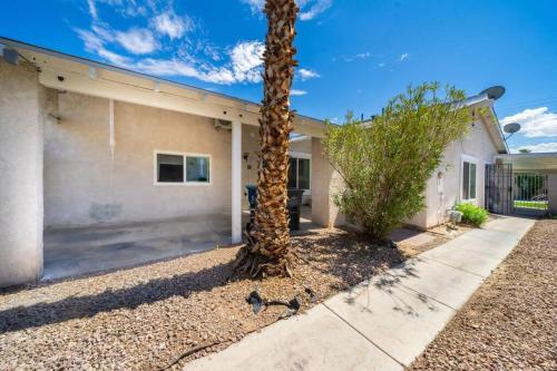 Pool House Near Chinatown Vegas WIFl-Sleeps 9, Las Vegas (foto 6)