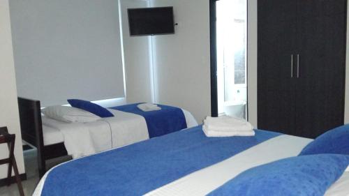 1 queen bed, 1 twin bed