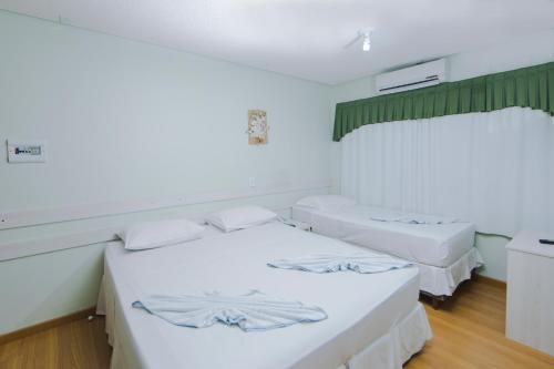 1 king bed, 1 twin bed