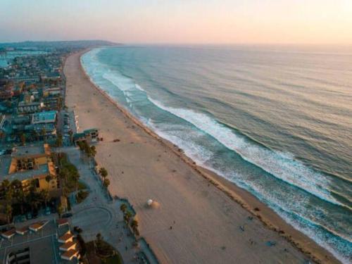 Massive 5BR Resort Style Retreat with Heated Pool in San Diego, USA