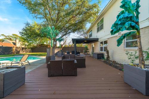 Stunning Tropical Villa 5BR 2BT With Private Pool in Garland, USA