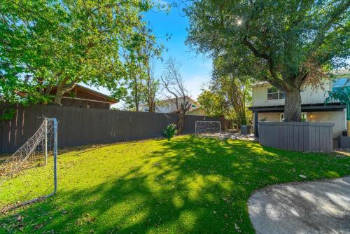 Stunning Tropical Villa 5BR 2BT With Private Pool in Garland, USA