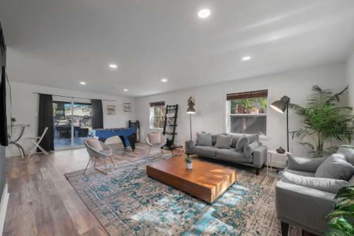 Stunning Tropical Villa 5BR 2BT With Private Pool in Garland, USA