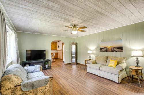Stay and Play West Virginia Country Home! in 帕克斯堡