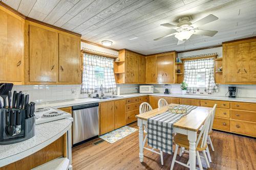 Stay and Play West Virginia Country Home! in 帕克斯堡