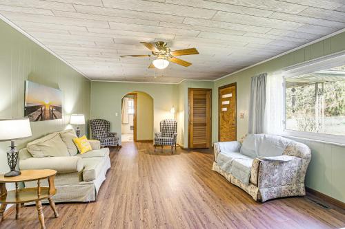Stay and Play West Virginia Country Home! in 帕克斯堡