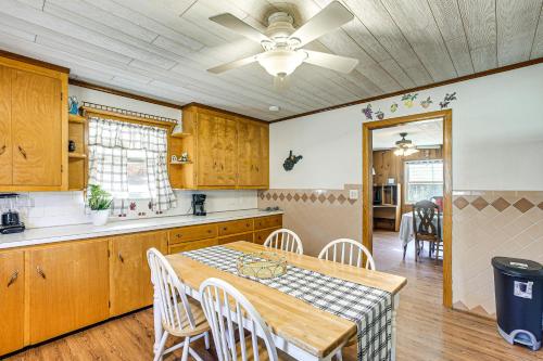 Stay and Play West Virginia Country Home! in 帕克斯堡