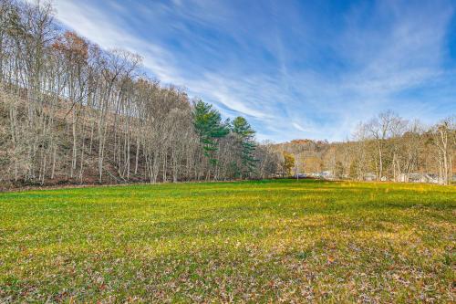 Stay and Play West Virginia Country Home! in 帕克斯堡